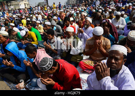 Tongi, Dhaka, Bangladesh. Il 22 gennaio, 2017. Musulmana del Bangladesh devoti di prendere parte in Akheri Munajat, o preghiera finale della seconda fase al Biswa Ijtema o Musulmana Mondiale Congregazione a Tongi, circa 30km a nord di Dhaka, Bangladesh, il 22 gennaio 2017. I musulmani uniti in preghiera sulle rive di un fiume in Bangladesh è il secondo più grande annuale congregazione islamica è terminato. Foto Stock