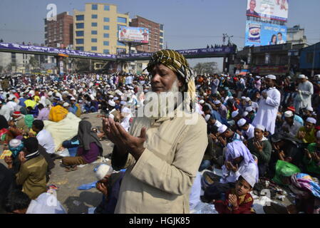 Tongi, Dhaka, Bangladesh. Il 22 gennaio, 2017. Musulmana del Bangladesh devoti di prendere parte in Akheri Munajat, o preghiera finale della seconda fase al Biswa Ijtema o Musulmana Mondiale Congregazione a Tongi, circa 30km a nord di Dhaka, Bangladesh, il 22 gennaio 2017. I musulmani uniti in preghiera sulle rive di un fiume in Bangladesh è il secondo più grande annuale congregazione islamica è terminato. Foto Stock