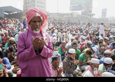 Tongi, vicino a Dacca in Bangladesh. Il 22 gennaio, 2017. Malaysia i musulmani pregano il giorno finale di una tre giorni di congregazione islamica sulle rive del fiume Turag in Tongi, vicino a Dacca in Bangladesh, 22 gennaio 2017. La seconda fase di Biswa Ijtema si conclude oggi con Akheri Munajat, o la preghiera finale, e Mussulmani devoti da tutto il mondo hanno partecipato alla seconda più grande congregazione mondiale dei musulmani. Credito: Suvra Kanti Das/ZUMA filo/Alamy Live News Foto Stock