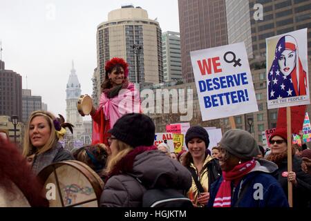 Philadelphia, Pennsylvania, Stati Uniti d'America - 21 Gennaio 2017: migliaia di Philadelphia unite in solidarietà con le donne del marzo su Washington. La Filadelfia donna marzo è uno dei 673 sorella marche in tutto il mondo. Credito: Jana Shea/Alamy Live News Foto Stock