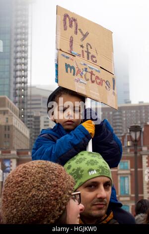 Philadelphia, Pennsylvania, Stati Uniti d'America - 21 Gennaio 2017: migliaia di Philadelphia unite in solidarietà con le donne del marzo su Washington. La Filadelfia donna marzo è uno dei 673 sorella marche in tutto il mondo. Credito: Jana Shea/Alamy Live News Foto Stock