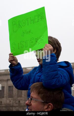 Philadelphia, Pennsylvania, Stati Uniti d'America - 21 Gennaio 2017: migliaia di Philadelphia unite in solidarietà con le donne del marzo su Washington. La Filadelfia donna marzo è uno dei 673 sorella marche in tutto il mondo. Credito: Jana Shea/Alamy Live News Foto Stock