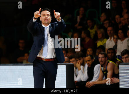 Bayreuth, Germania. Il 22 gennaio, 2017. La Medi allenatore Raoul Korner dà istruzioni dall'emarginare durante la partita di basket tra la Medi Bayreuth e cestelli Brose Bamberg nel Oberfranken Hall di Bayreuth, Germania, 22 gennaio 2017. Foto: Daniel Löb/dpa/Alamy Live News Foto Stock