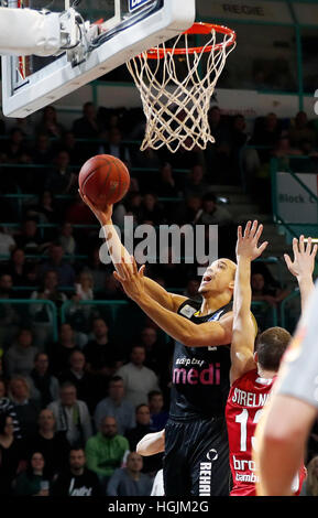 Bayreuth, Germania. Il 22 gennaio, 2017. La Medi di David Gonzalves (L) punteggi durante la partita di basket tra la Medi Bayreuth e cestelli Brose Bamberg nel Oberfranken Hall di Bayreuth, Germania, 22 gennaio 2017. Foto: Daniel Löb/dpa/Alamy Live News Foto Stock