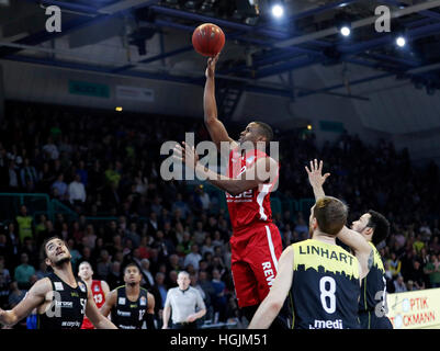 Bayreuth, Germania. Il 22 gennaio, 2017. Bamberg è Dario Miller (C) punteggi due punti durante la partita di basket tra la Medi Bayreuth e cestelli Brose Bamberg nel Oberfranken Hall di Bayreuth, Germania, 22 gennaio 2017. Foto: Daniel Löb/dpa/Alamy Live News Foto Stock