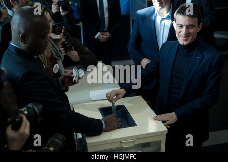 Parigi, Francia. Il 22 gennaio, 2017. Ex primo ministro francese Manuel Valls (1R) getta il suo voto a Parigi, in Francia, il 22 gennaio 2017. Il primo round della Francia primario di sinistra ha dato dei calci a fuori la domenica mattina con intervistatori credeva che la concorrenza per essere un tre-cavallo di razza tra l ex primo ministro Manuel Valls e dei suoi principali rivali Arnaund Montebourg e Benoit Hamon, entrambi ex ministri nel suo governo in 2014. Credito: Thierry Mahe/Xinhua/Alamy Live News Foto Stock