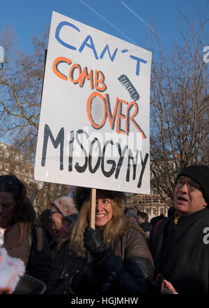 Londra, Regno Unito. Il 21 gennaio, 2017. Anti Trump dimostranti nelle donne di marzo a Londra il giorno dopo Donald Trump's inaugurazione in Grosvenor Square, Londra, UK Credit: Ellen Rooney/Alamy Live News Foto Stock