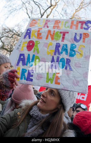 Londra, Regno Unito. Il 21 gennaio, 2017. Anti Trump dimostranti nelle donne di marzo il giorno dopo Trump's inaugurazione in Grosvenor Square, Londra, UK Credit: Ellen Rooney/Alamy Live News Foto Stock