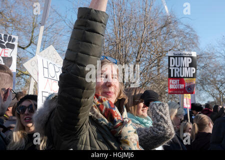 Londra, Regno Unito. Il 21 gennaio, 2017. Anti Trump manifestanti in donne di marzo a Londra il giorno dopo Donald Trump's inaugurazione in Grosvenor Square, Londra, UK Credit: Ellen Rooney/Alamy Live News Foto Stock