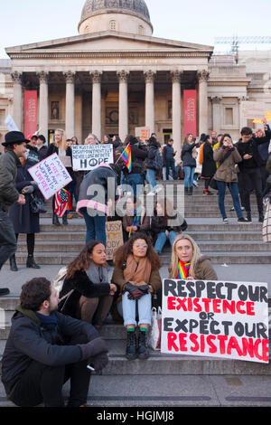 Londra, Regno Unito. Il 21 gennaio, 2017. Dimostranti con i diritti della donna segni in donne di marzo a Londra in Trafalgar Square, Londra, UK Credit: Ellen Rooney/Alamy Live News Foto Stock