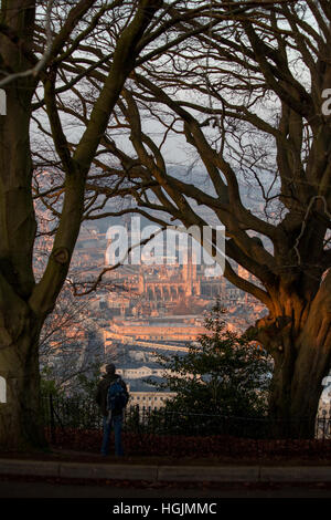Bath, Regno Unito. Il 22 gennaio 2017. La famosa abbazia e architettura Georgiana sono immersi in una luce calda come il freddo e un cielo terso continuare attraverso il Sud Ovest. Una persona si alza e si ammira la vista da Alexandra Park nel sud della città. © Wayne Farrell/Alamy Live News Foto Stock