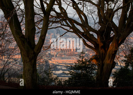Bath, Regno Unito. Il 22 gennaio 2017. La famosa abbazia e architettura Georgiana sono immersi in una luce calda come il freddo e un cielo terso continuare attraverso il Sud Ovest. Una persona si alza e si ammira la vista da Alexandra Park nel sud della città. © Wayne Farrell/Alamy Live News Foto Stock