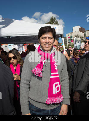 Los Angeles, California, USA. Il 21 gennaio, 2017. kevin de Leon, California Senate presidente pro tem, prende un momento per una foto dopo il suo discorso di donne di marzo a Los Angeles, California, USA, il 21 gennaio 2017. Credito: sheri determan/alamy live news Foto Stock