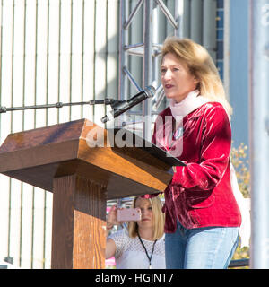 Los Angeles, California, USA. Il 21 gennaio, 2017. west hollywood sindaco lauren meister parla alla donna marzo a Los Angeles, california, Stati Uniti d'America, Gennaio 21st, 2017. Credito: sheri determan/alamy live news Foto Stock