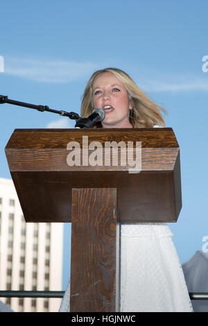 Los Angeles, California, USA. Il 21 gennaio, 2017. west hollywood city councilmember lindsey horvath parla alla donna marzo a Los Angeles, california, Stati Uniti d'America, Gennaio 21st, 2017. Credito: sheri determan/alamy live news Foto Stock