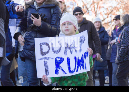 Un ragazzo giovane marchigiano tenendo un handmade anti Trump segno dicendo 'Dump Trump' a sostegno delle donne del marzo, Seattle, Stati Uniti d'America. Foto Stock