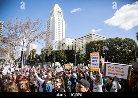 Los Angeles, Stati Uniti d'America. Il 21 gennaio, 2017. Migliaia di Angelenos riuniti nel centro cittadino di Los Angeles a marzo in solidarietà con le donne del marzo a Washington DC, protestando Donald Trump le politiche e le rhtetoric. Credito: Andie Mills/Alamy Live News Foto Stock