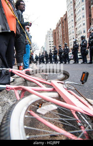 Washington, DC, Stati Uniti d'America. Xx gen, 2017. I manifestanti e polizia si scontrano in tutto il giorno nel centro cittadino di Washington, D.C. durante l inaugurazione presidenziale. Mentre alcuni manifestanti attraverso pezzi di mattoni e bottiglie, la polizia ha risposto con gas lacrimogeni, pepe e proiettili di gomma così come commozione granate. Credito: Darryl Smith/Alamy Live News Foto Stock