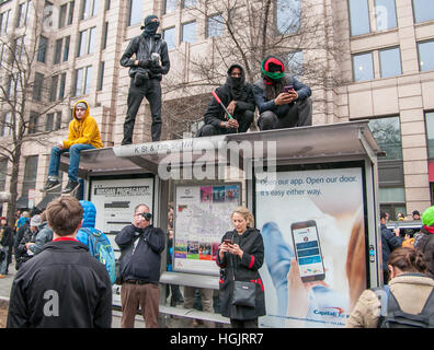 Washington, DC, Stati Uniti d'America. Xx gen, 2017. I manifestanti e gli astanti occupare una fermata durante il lull in attività di polizia. I manifestanti e polizia si scontrano in tutto il giorno nel centro cittadino di Washington, D.C. durante l inaugurazione presidenziale. Mentre alcuni manifestanti attraverso pezzi di mattoni e bottiglie, la polizia ha risposto con gas lacrimogeni, pepe e proiettili di gomma così come commozione granate. Credito: Darryl Smith/Alamy Live News Foto Stock