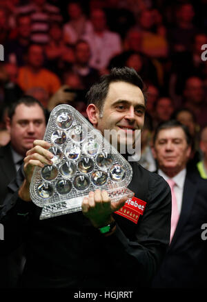 Londra, Regno Unito. Il 22 gennaio, 2017. Ronnie O'Sullivan di Inghilterra celebra con il trofeo dopo la partita finale con Joe Perry di Inghilterra a Snooker Masters 2017 all'Alexandra Palace di Londra. Ronnie O'Sullivan rivendicato il titolo vincendo 10-7. Credito: Han Yan/Xinhua/Alamy Live News Foto Stock