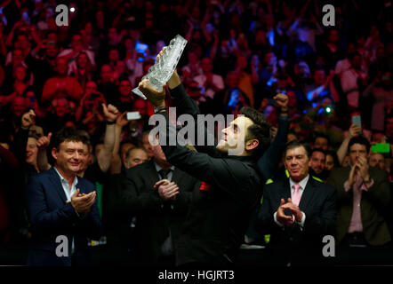 Londra, Regno Unito. Il 22 gennaio, 2017. Ronnie O'Sullivan di Inghilterra celebra con il trofeo dopo la partita finale con Joe Perry di Inghilterra a Snooker Masters 2017 all'Alexandra Palace di Londra. Ronnie O'Sullivan rivendicato il titolo vincendo 10-7. Credito: Han Yan/Xinhua/Alamy Live News Foto Stock