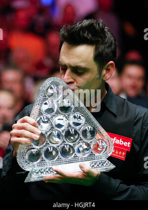 Londra, Regno Unito. Il 22 gennaio, 2017. Ronnie O'Sullivan di Inghilterra bacia il trofeo dopo la partita finale con Joe Perry di Inghilterra a Snooker Masters 2017 all'Alexandra Palace di Londra. Ronnie O'Sullivan rivendicato il titolo vincendo 10-7. Credito: Han Yan/Xinhua/Alamy Live News Foto Stock