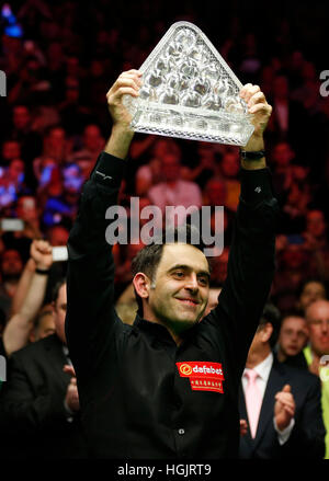 Londra, Regno Unito. Il 22 gennaio, 2017. Ronnie O'Sullivan di Inghilterra celebra con il trofeo dopo la partita finale con Joe Perry di Inghilterra a Snooker Masters 2017 all'Alexandra Palace di Londra. Ronnie O'Sullivan rivendicato il titolo vincendo 10-7. Credito: Han Yan/Xinhua/Alamy Live News Foto Stock