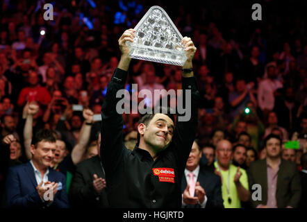 Londra, Regno Unito. Il 22 gennaio, 2017. Ronnie O'Sullivan di Inghilterra celebra con il trofeo dopo la partita finale con Joe Perry di Inghilterra a Snooker Masters 2017 all'Alexandra Palace di Londra. Ronnie O'Sullivan rivendicato il titolo vincendo 10-7. Credito: Han Yan/Xinhua/Alamy Live News Foto Stock