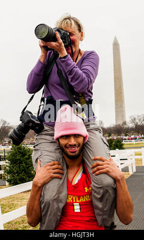 Washington, DC, Stati Uniti d'America. Xxi gen, 2017. Un fotografo prende fotografie sulle spalle di uno sconosciuto mentre i manifestanti a piedi durante le donne del marzo su Washington a Washington, DC. Una grande folla ha partecipato l'anti-Trump rally il giorno dopo gli Stati Uniti Presiedere Foto Stock