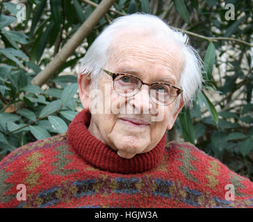 Gerusalemme, Israele. Xvii gen, 2017. Olocausto-survivor e artista Jehuda Bacon si siede nel giardino del Leo Baeck Institute di Gerusalemme, Israele, 17 gennaio 2017. Bacon ha studiato arte presso la Bezalel Scuola d'arte. I suoi disegni di sue proprie esperienze ad Auschwitz e in altri campi sono stati utilizzati durante il processo di Eichmann e le prove di Auschwitz a Francoforte. Foto: Stefanie Järkel/dpa/Alamy Live News Foto Stock