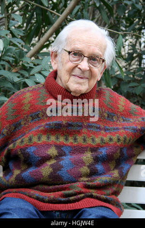 Gerusalemme, Israele. Xvii gen, 2017. Olocausto-survivor e artista Jehuda Bacon si siede nel giardino del Leo Baeck Institute di Gerusalemme, Israele, 17 gennaio 2017. Bacon ha studiato arte presso la Bezalel Scuola d'arte. I suoi disegni di sue proprie esperienze ad Auschwitz e in altri campi sono stati utilizzati durante il processo di Eichmann e le prove di Auschwitz a Francoforte. Foto: Stefanie Järkel/dpa/Alamy Live News Foto Stock