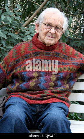 Gerusalemme, Israele. Xvii gen, 2017. Olocausto-survivor e artista Jehuda Bacon si siede nel giardino del Leo Baeck Institute di Gerusalemme, Israele, 17 gennaio 2017. Bacon ha studiato arte presso la Bezalel Scuola d'arte. I suoi disegni di sue proprie esperienze ad Auschwitz e in altri campi sono stati utilizzati durante il processo di Eichmann e le prove di Auschwitz a Francoforte. Foto: Stefanie Järkel/dpa/Alamy Live News Foto Stock