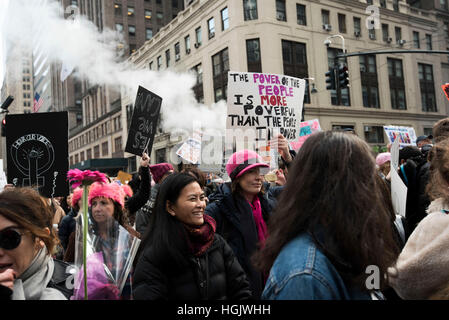 Manifestanti frequentare il 2017 NYC donna marzo svoltasi il 21 gennaio 2017 nella città di New York, New York. Foto Stock