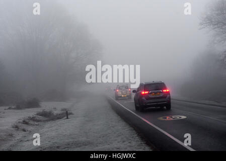 Godshill, New Forest, Hampshire, Regno Unito. 23rd Gennaio 2017. Meteo. Guida in nebbia. I fendinebbia dell'auto brillano grazie alla fitta nebbia gelida che rende pericolose le condizioni di guida per i conducenti in una mattinata d'inverno. Foto Stock
