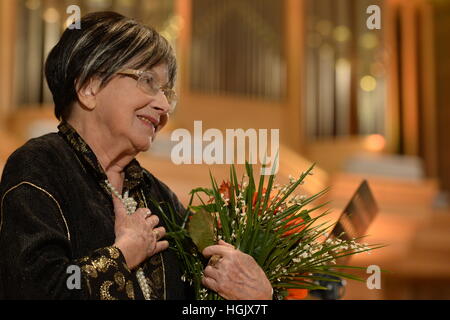 Cembalo ceca player Zuzana Ruzickova (nella foto), ceco suonatore di corno Katerina Javurkova e British orchestra Sir John Eliot Gardiner divennero i primi possessori del nuovo classico Praga Awards di Praga Repubblica Ceca, Gennaio 21, 2017. Ruzickova, 90, un superstite dell' Olocausto, ha ricevuto il trofeo di cristallo per la sua vita lunga contributo alla musica. (CTK foto/Katerina Sulova) Foto Stock