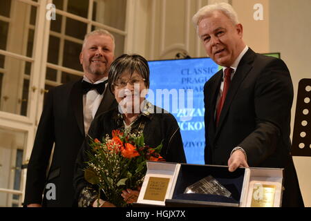 Cembalo ceca player Zuzana Ruzickova (centro), ceco suonatore di corno Katerina Javurkova e British orchestra Sir John Eliot Gardiner divennero i primi possessori del nuovo classico Praga Awards di Praga Repubblica Ceca, Gennaio 21, 2017. Ruzickova, 90, un superstite dell' Olocausto, ha ricevuto il trofeo di cristallo per la sua vita lunga contributo alla musica. (CTK foto/Katerina Sulova) Foto Stock