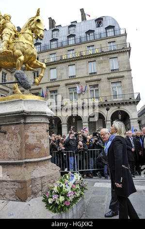 Parigi, Francia. Il 1 maggio, 2013. Francese di estrema destra partito nazionale anteriore (FN) presidente onorario Jean-Marie Le Pen e sua figlia, il partito del Presidente Marine Le Pen sta di fronte ad una statua di Giovanna d'arco, durante il partito della celebrazione annuale di Giovanna d'Arco il 1 maggio 2013 a Parigi Credito: Chris Jung/ZUMA filo/Alamy Live News Foto Stock