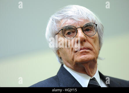 Formula Uno boss Bernie Ecclestone si erge in una sala giudiziaria della corte distrettuale di Monaco di Baviera, Germania, il 13 maggio 2014. Ecclestone è accusata di pagare un ex membro del consiglio di amministrazione della BayernLB 44 milioni di euro in bustarelle e tenendo una grande parte di tale somma indietro dalla BayernLB come un consulente della Commissione. Foto: Andreas Gebert/dpa | Utilizzo di tutto il mondo Foto Stock