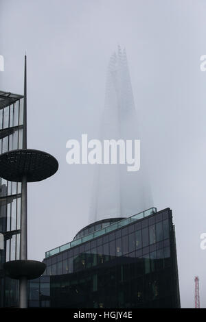 Londra, Regno Unito. 23 gen 2017. La Shard è nascosta sotto uno strato di fitta nebbia questa mattina Credito: Dinendra Haria/Alamy Live News Foto Stock