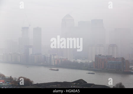 Londra, Regno Unito. 23 gennaio, 2017. Regno Unito: Meteo pesante velatura continua su Canary Wharf business park edifici © Guy Corbishley/Alamy Live News Foto Stock