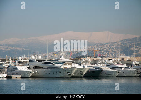 Beirut, Libano. 23 gen 2017. Beirut marina yacht si crogiola nel glorioso sole invernale con le montagne coperte di neve in background Credito: amer ghazzal/Alamy Live News Foto Stock