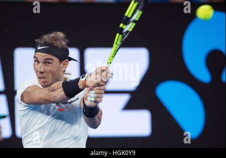 Melbourne, lunedì, Australia. 23 gen 2017. La Spagna di Rafael Nadal compete durante il quarto round match contro la Francia di Gael Monfils presso l'Australian Open di tennis campionati di Melbourne, Australia, lunedì 23 gennaio, 2017. Credito: Zhu Hongye/Xinhua/Alamy Live News Foto Stock