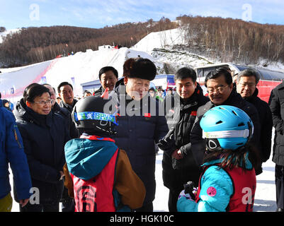 Zhangjiakou cinese nella provincia di Hebei. 23 gen 2017. Il presidente cinese Xi Jinping incoraggia i bambini che frequentano lo sci campi invernali a Genting Resort di sci come egli ispeziona i lavori preparatori per Pechino 2022 Giochi Olimpici Invernali di Zhangjiakou, città del nord della Cina nella provincia di Hebei, 23 gennaio, 2017. Credito: Li Tao/Xinhua/Alamy Live News Foto Stock