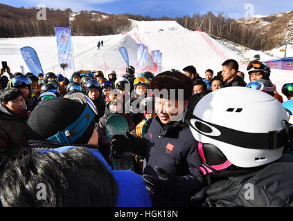 Zhangjiakou cinese nella provincia di Hebei. 23 gen 2017. Il presidente cinese Xi Jinping colloqui con le nazionali di sci atleti del team e gli amanti dello sci a Genting Resort di sci come egli ispeziona i lavori preparatori per Pechino 2022 Giochi Olimpici Invernali di Zhangjiakou, città del nord della Cina nella provincia di Hebei, 23 gennaio, 2017. Credito: Li Tao/Xinhua/Alamy Live News Foto Stock