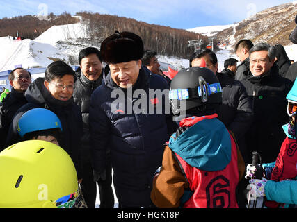 Zhangjiakou cinese nella provincia di Hebei. 23 gen 2017. Il presidente cinese Xi Jinping incoraggia i bambini che frequentano lo sci campi invernali a Genting Resort di sci come egli ispeziona i lavori preparatori per Pechino 2022 Giochi Olimpici Invernali di Zhangjiakou, città del nord della Cina nella provincia di Hebei, 23 gennaio, 2017. Credito: Li Tao/Xinhua/Alamy Live News Foto Stock