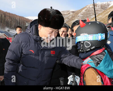 Zhangjiakou cinese nella provincia di Hebei. 23 gen 2017. Il presidente cinese Xi Jinping (L) incoraggia un bambino frequentando sci winter camp a Genting Resort di sci come egli ispeziona i lavori preparatori per Pechino 2022 Giochi Olimpici Invernali di Zhangjiakou, città del nord della Cina nella provincia di Hebei, 23 gennaio, 2017. Credit: Lan Hongguang/Xinhua/Alamy Live News Foto Stock