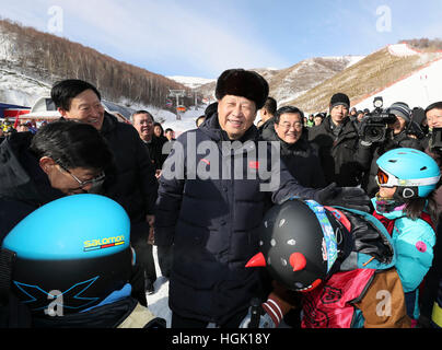 Zhangjiakou cinese nella provincia di Hebei. 23 gen 2017. Il presidente cinese Xi Jinping incoraggia i bambini che frequentano lo sci campi invernali a Genting Resort di sci come egli ispeziona i lavori preparatori per Pechino 2022 Giochi Olimpici Invernali di Zhangjiakou, città del nord della Cina nella provincia di Hebei, 23 gennaio, 2017. Credit: Lan Hongguang/Xinhua/Alamy Live News Foto Stock