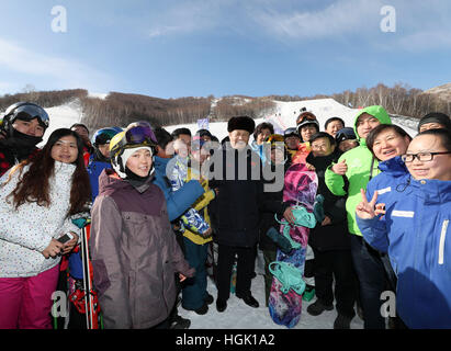 Zhangjiakou cinese nella provincia di Hebei. 23 gen 2017. Il presidente cinese Xi Jinping in posa per una foto di gruppo con gli amanti dello sci a Genting Resort di sci come egli ispeziona i lavori preparatori per Pechino 2022 Giochi Olimpici Invernali di Zhangjiakou, città del nord della Cina nella provincia di Hebei, 23 gennaio, 2017. Credit: Lan Hongguang/Xinhua/Alamy Live News Foto Stock