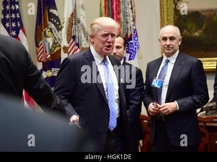 Washington, DC, Stati Uniti d'America. 23 gen 2017. Il Presidente degli Stati Uniti, Donald Trump arriva per la prima colazione e la sessione di ascolto con la chiave business leader nella sala Roosevelt della Casa Bianca di Washington, DC il lunedì, 23 gennaio 2017. Credito: MediaPunch Inc/Alamy Live News Foto Stock