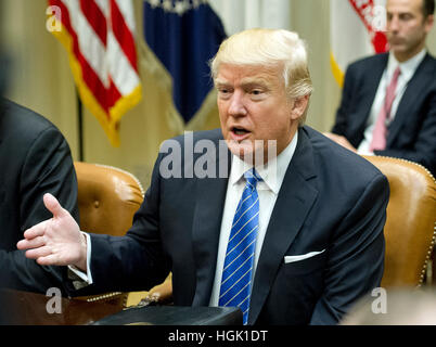 Washington, DC, Stati Uniti d'America. 23 gen 2017. Il Presidente degli Stati Uniti, Donald Trump rende commento a colazione e la sessione di ascolto con la chiave business leader nella sala Roosevelt della Casa Bianca di Washington, DC il lunedì, 23 gennaio 2017. Credito: MediaPunch Inc/Alamy Live News Foto Stock